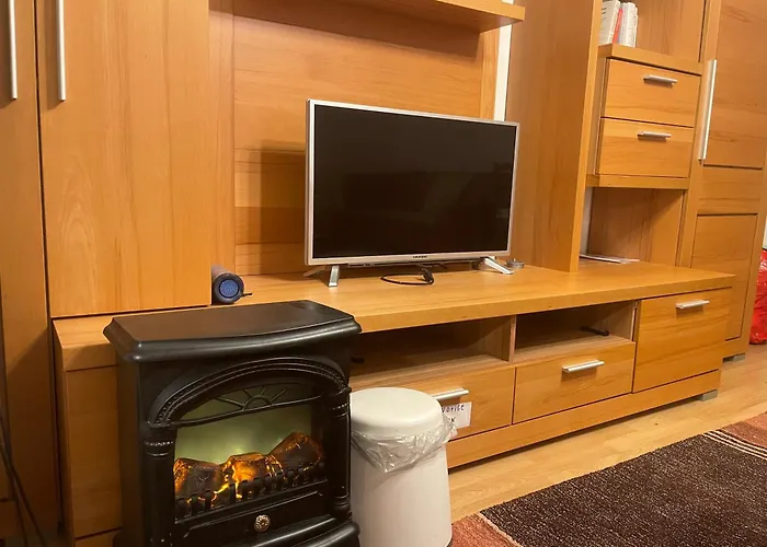 - Timber Haven Retreat - 2-Room Wood-Themed Apartment 65 Qm - Central Location - Renovated 2024 With Tv & Netflix - Balcony - Full Kitchen - Free Parking - Near Metro & Airport - Nature-Inspired Interior - Ratingen photo