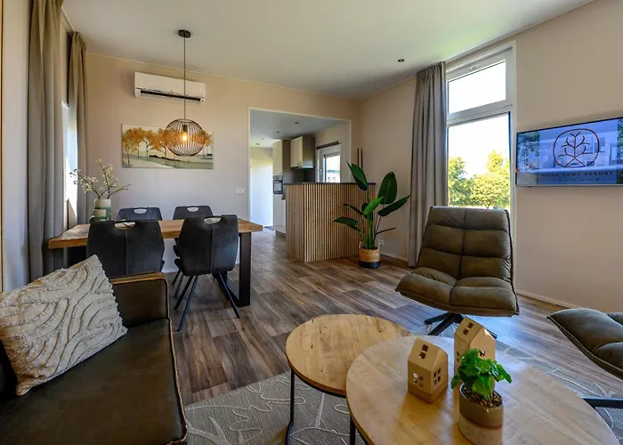 Modernes Chalet New Port 067 Mitten Im Gruenen Mit Eigener Terrasse Am Wasser Nr 67 Bruggen  foto