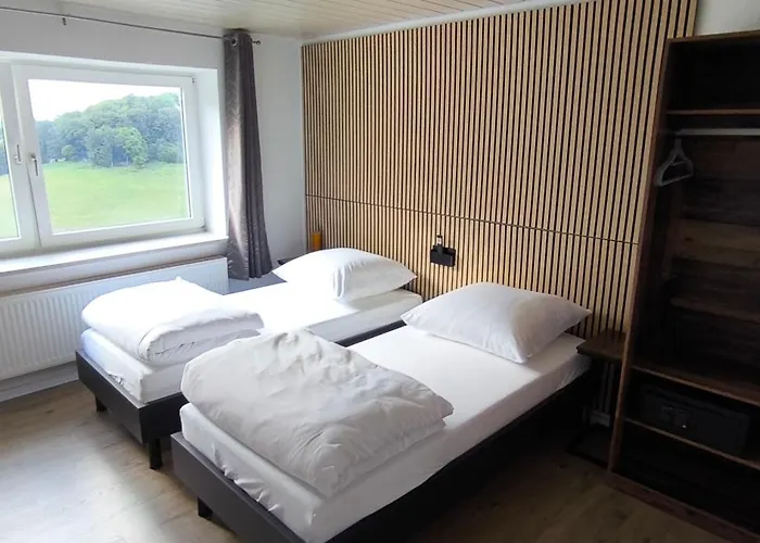 Zwei Komfortable Zweibettzimmer Mit Gemeinschaftsbad & Gemeinschaftskueche ビューレンの写真